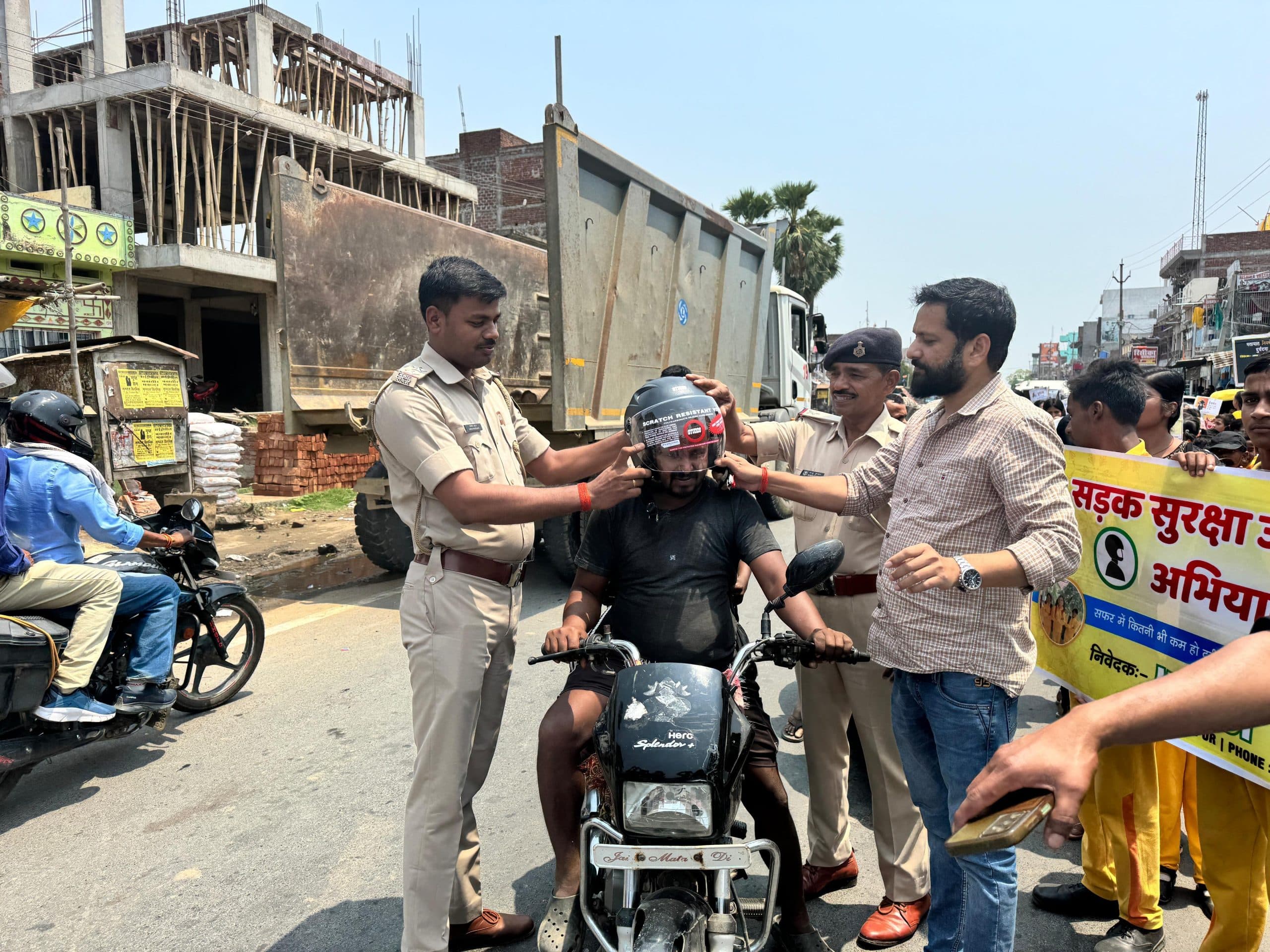 ट्रैफिक नियमों का पालन करें और अनिवार्य रूप से हेलमेट पहनें