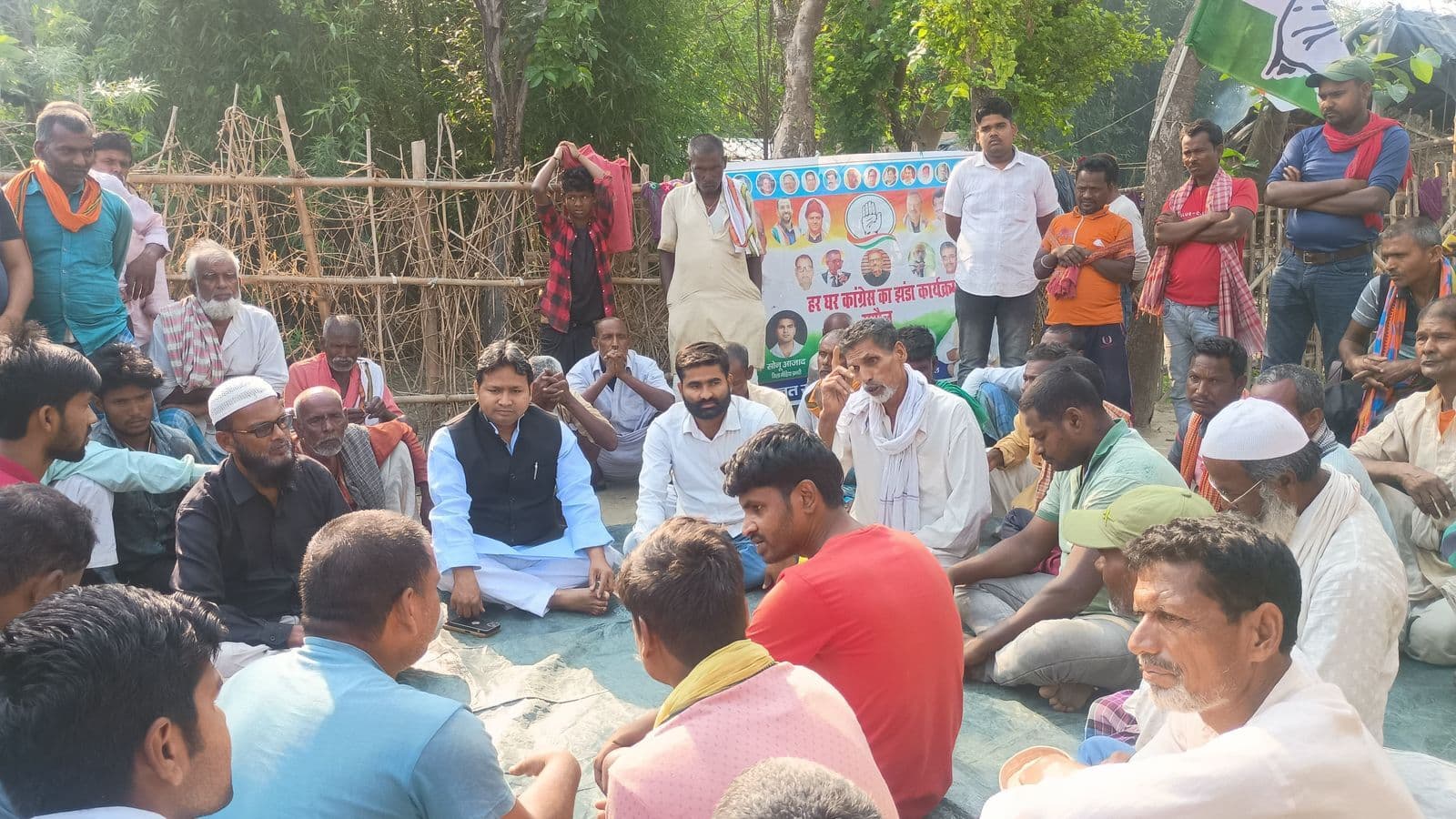 हर घर कांग्रेस का झंडा कार्यक्रम के तहत चला जनसंपर्क अभियान