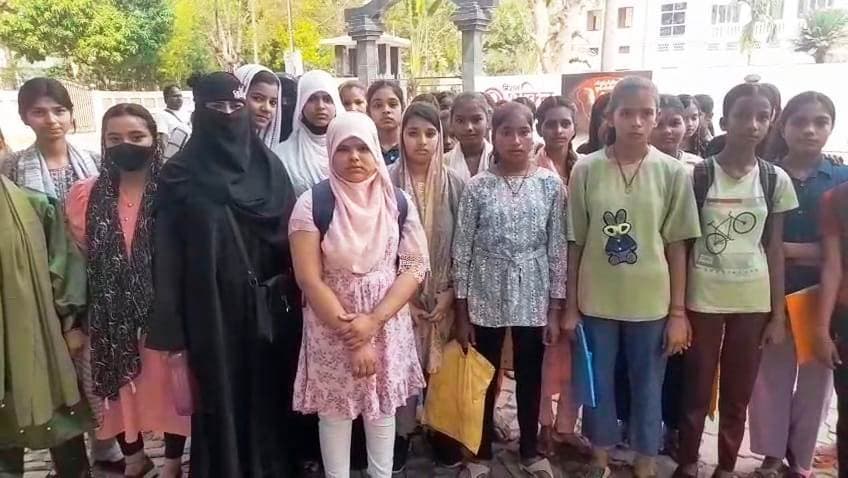 नामांकन फॉर्म नहीं दिये जाने के विरोध में छात्राएं पहुंची जिलाधिकारी कार्यालय