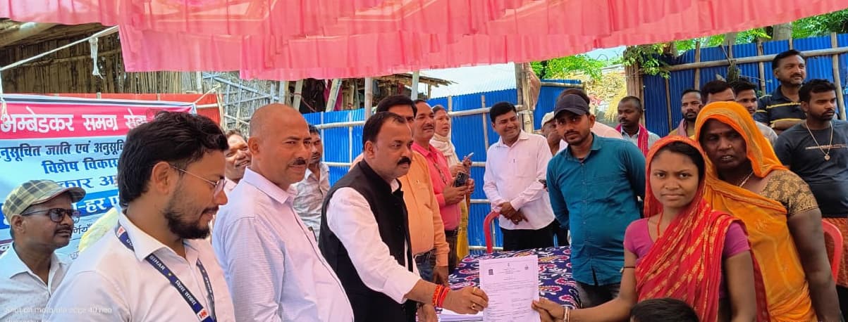लाभुकों के बीच बांटे गये जन्म, मृत्यु प्रमाणपत्र व जॉब कार्ड