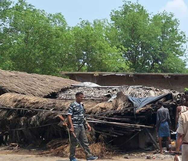 नाश्ते की दुकान में जा घुसा तेज रफ्तार ट्रक, बड़ी दुर्घटना टली