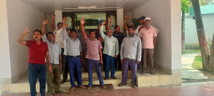 राजमहल हाउस के ठेका मजदूरों ने कार्य किया बंद