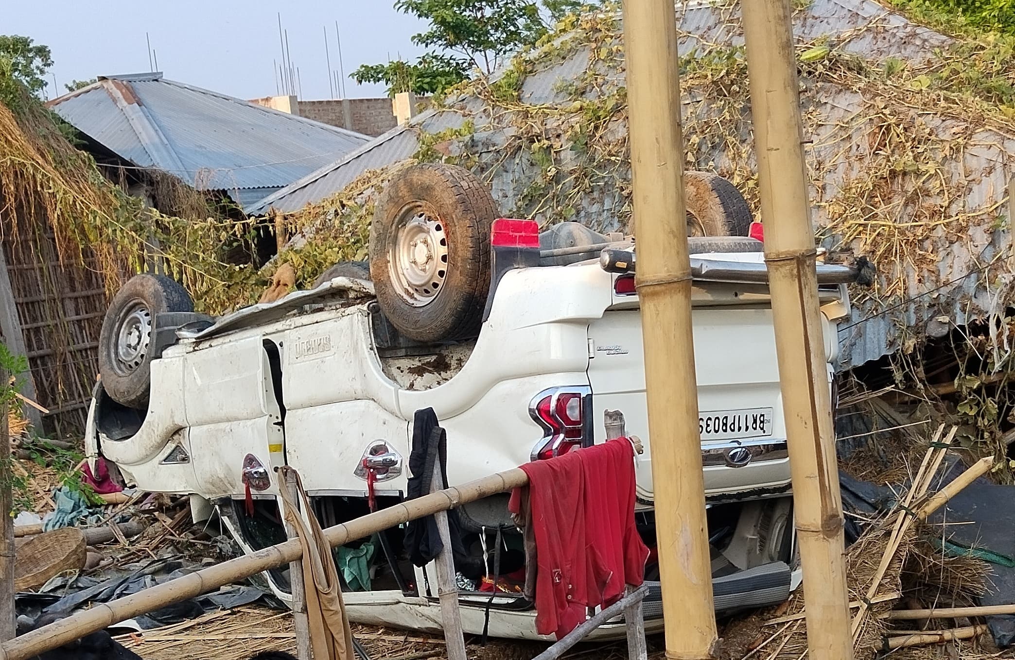 बारात जा रही स्कॉर्पियो पलटी, चार महिलाएं घायल