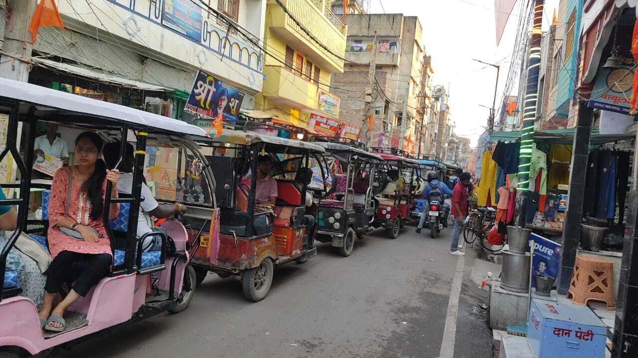 सदर बाजार सड़क निर्माण के बाद ई-रिक्शा की बढ़ी आवाजाही, जाम से जूझ रहे लोग