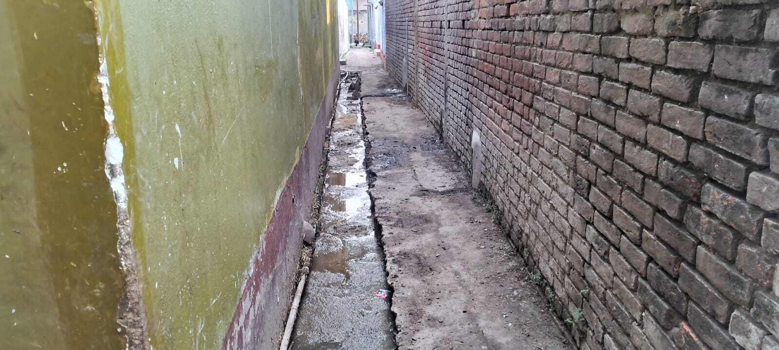 संवेदक ने नाला खोदकर छोड़ा, अब स्थानीय लोग हो रहे परेशान