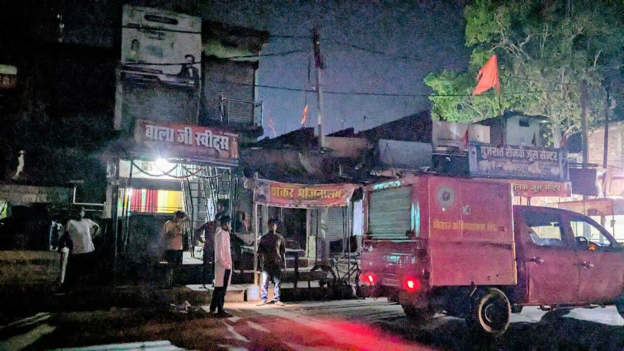 फल गोदाम में लगी आग, हजारों रुपये का सामान जला