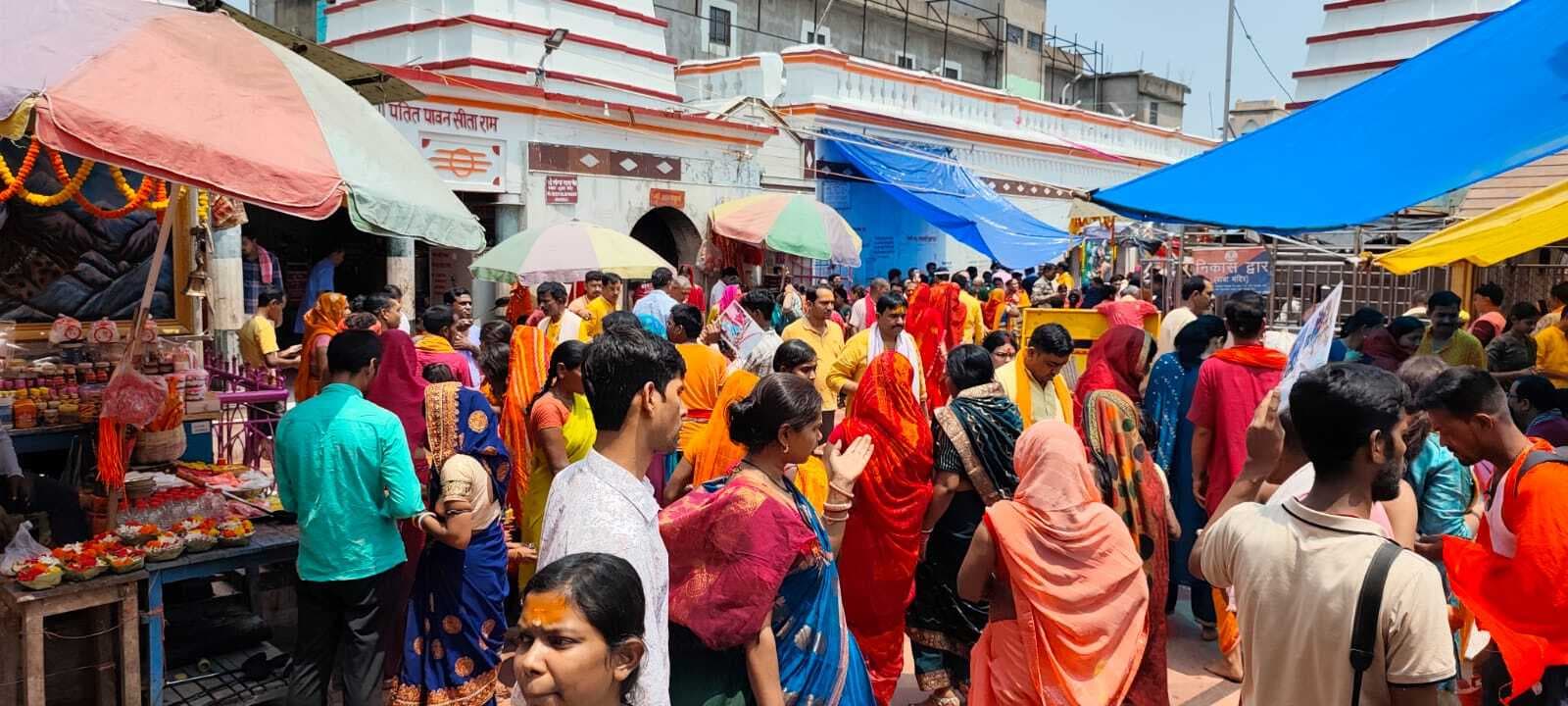 कोलकाता से पहुंचे भक्त, बाबा बासुकिनाथ की करायी भव्य शृंगार पूजा