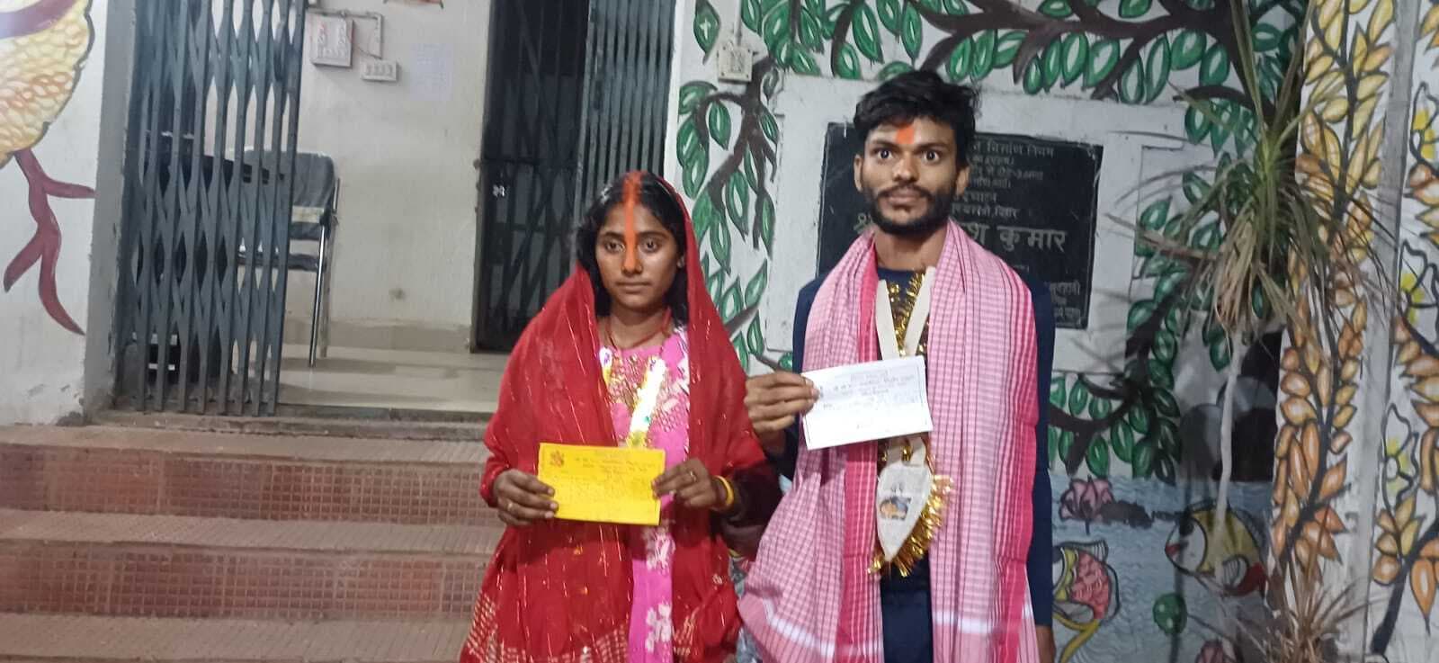 पुलिस की उपस्थिति में शादी के बंधन में बंधे प्रेमी युगल