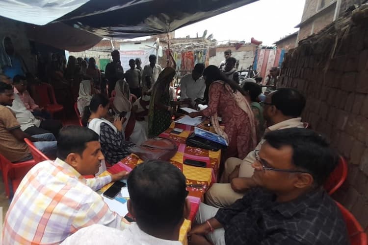 Motihari: एससी-एसटी टोला में विशेष विकास शिविर का आयोजन