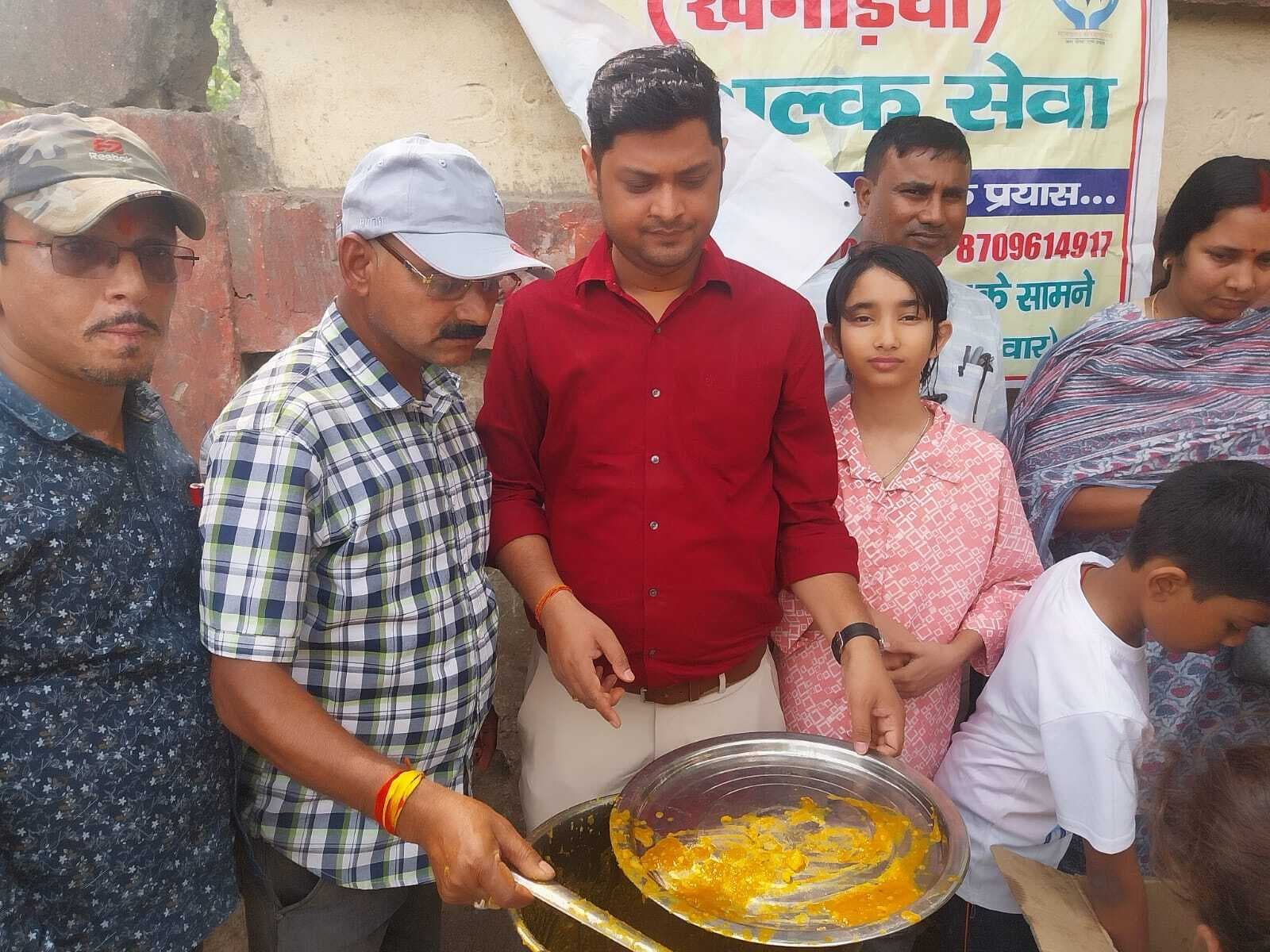 जरूरमंद लोगों को कराया गया भोजन