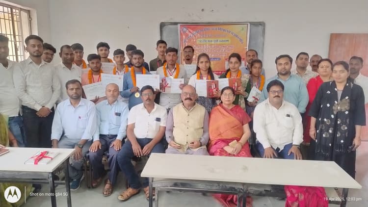 Motihari: इंटर व मैट्रिक के छात्र हुए सम्मानित