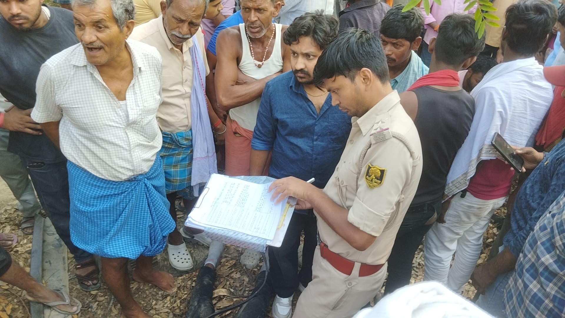 अनियंत्रित कार पेड़ में टकरायी, तीन युवकों की मौत