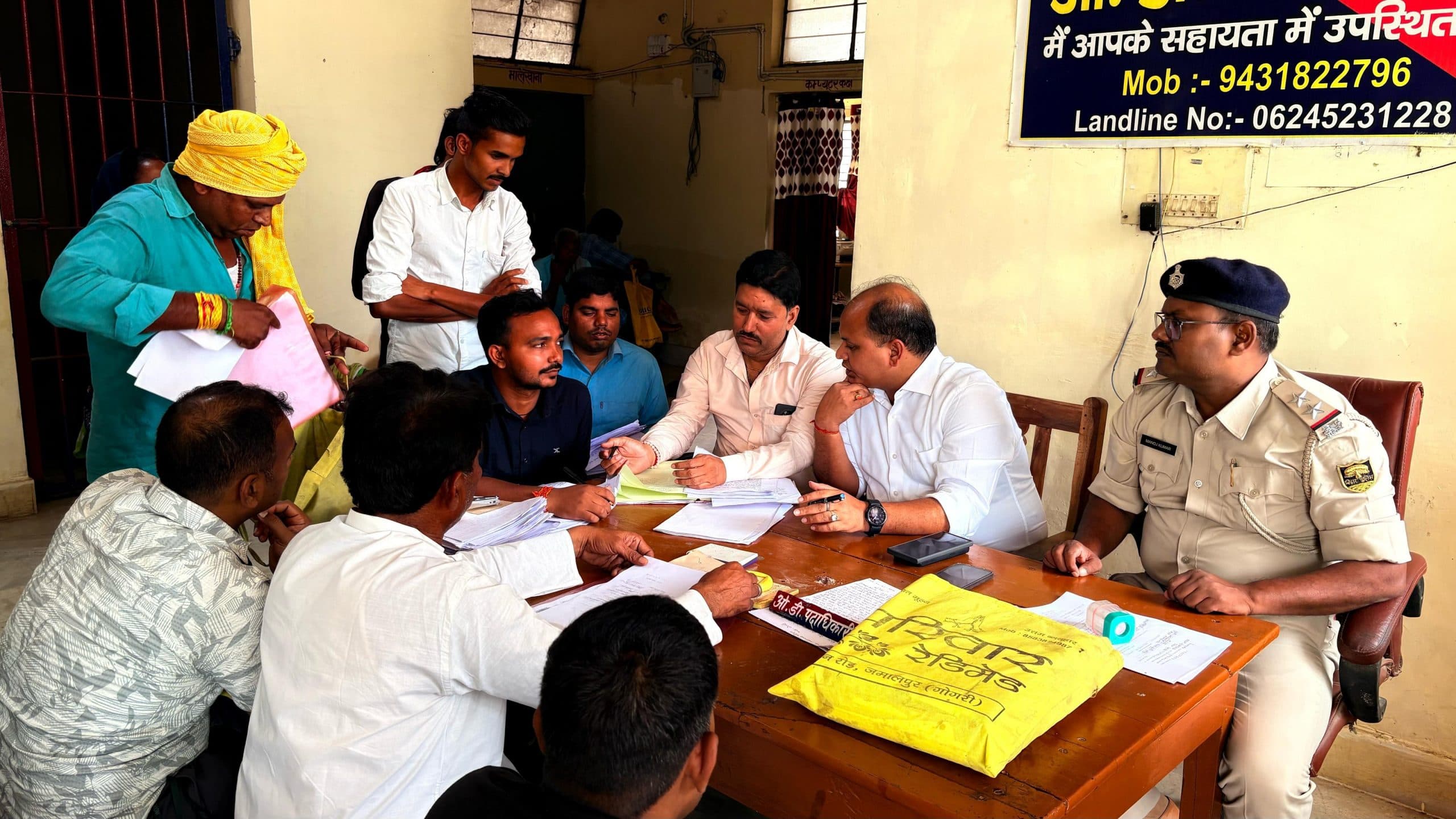 भूमि विवाद को लेकर थाना परिसर में लगा जनता दरबार