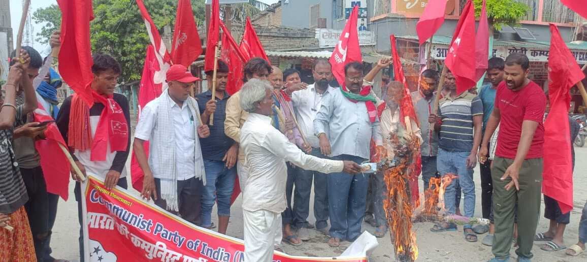 Samastipur news:नाला उड़ाही की मांग को लेकर प्रतिरोध मार्च कर किया पुतला दहन