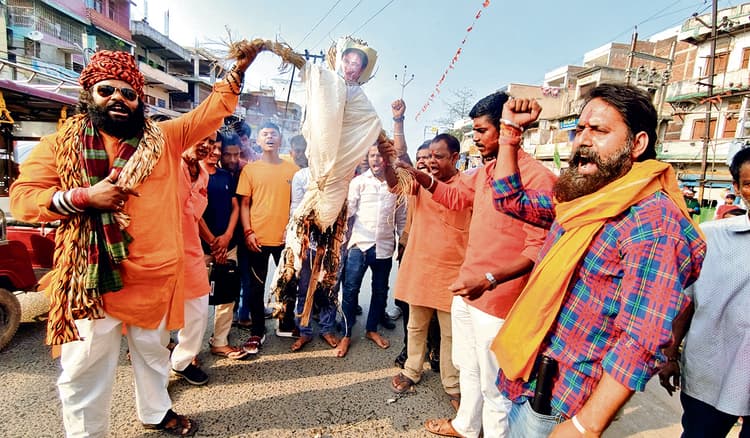 बंगाल में हिंदुओ पर हो रहे अत्याचार के विरोध में सड़क पर उतरा बजरंग दल