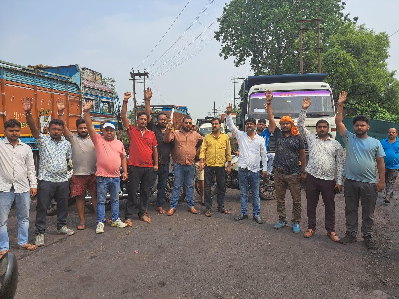 Bokaro News : लोकल सेल कोयला देने की मांग को लेकर सड़क जाम