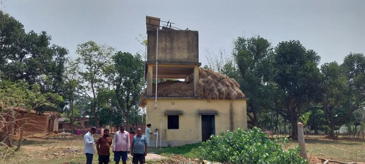 Giridih News : रूपायडीह में तीन वर्षों से सोलर संचालित जलमीनार से नहीं मिल रहा पानी