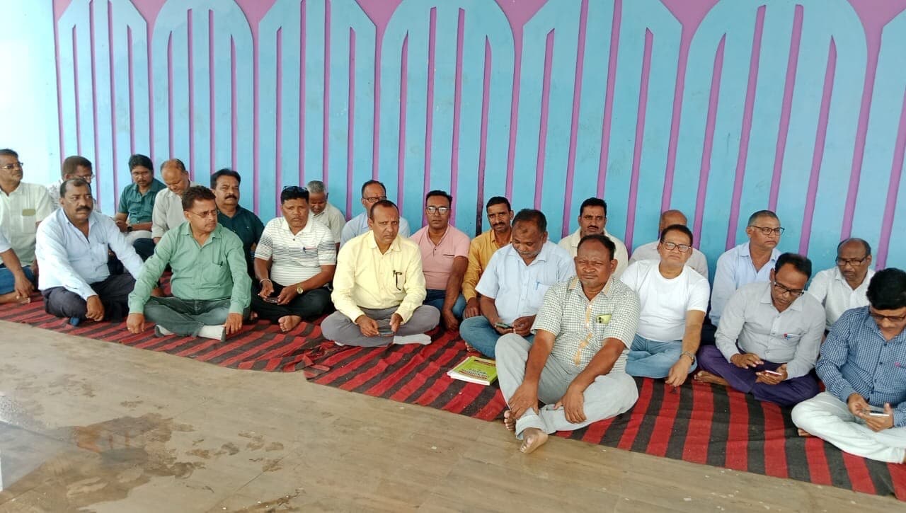 Giridih News :बंचिंग कटौती का शिक्षकों की बैठक में किया गया विरोध