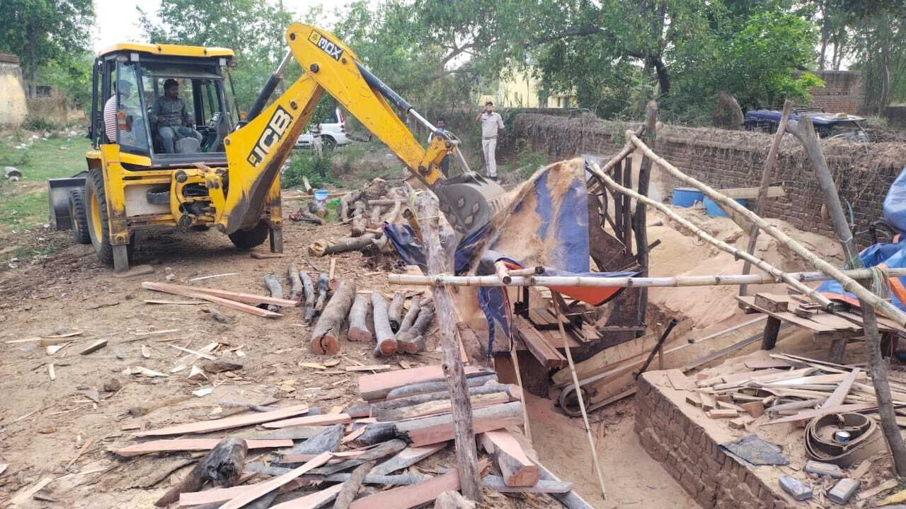 Giridih News :वन विभाग ने अवैध आरा मिल को किया ध्वस्त
