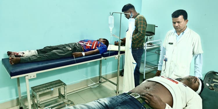 East Singhbhum News : घाटशिला के बेड़ाहातू में हाइवे पर दो बाइक में टक्कर, तीन युवक गंभीर, एमजीएम रेफर