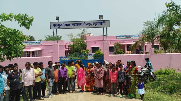 East Singhbhum News : मुसाबनी सीएचसी से नहीं मिली एंबुलेंस सेवा, आक्रोशित ग्रामीणों ने तीन घंटे किया गेट जाम