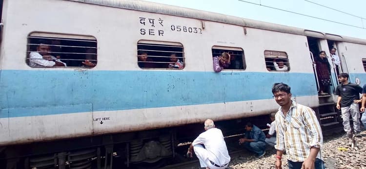 East Singhbhum News : घाटशिला में टाटा-खड़गपुर मेमू का ब्रेक फेल, चक्के में लगी आग, डिब्बों में मची चीख-पुकार