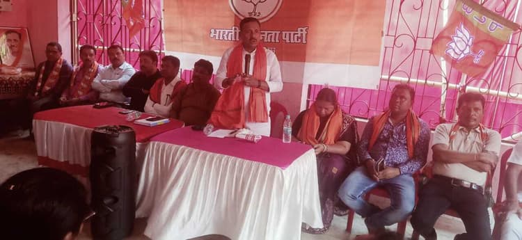 East Singhbhum News : मंत्री हफीजुल ने संविधान और आंबेडकर का अपमान किया : डॉ गोस्वामी