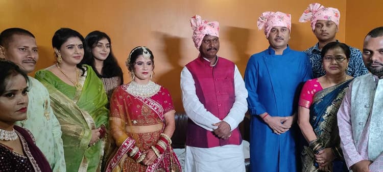 Sports : तीरंदाज मधुमिता की शादी में शामिल हुए अर्जुन मुंडा और सुदेश महतो