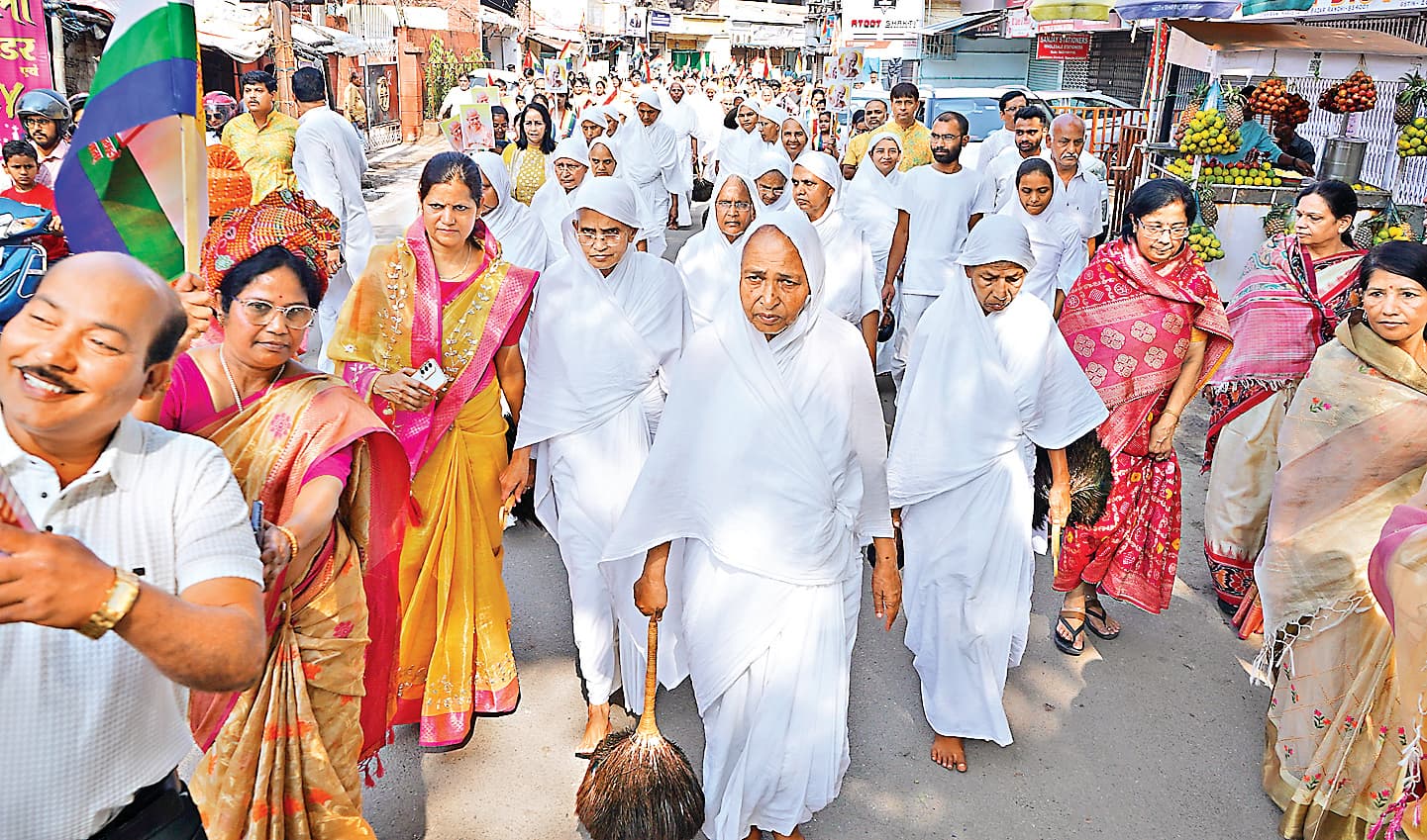 Ranchi News : प्रात:काल भगवान का दर्शन व स्वाध्याय करें