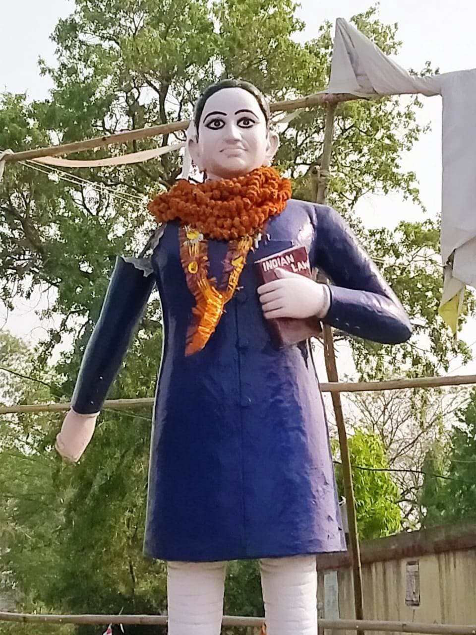 डॉ आंबेडकर की प्रतिमा को किया क्षतिग्रस्त