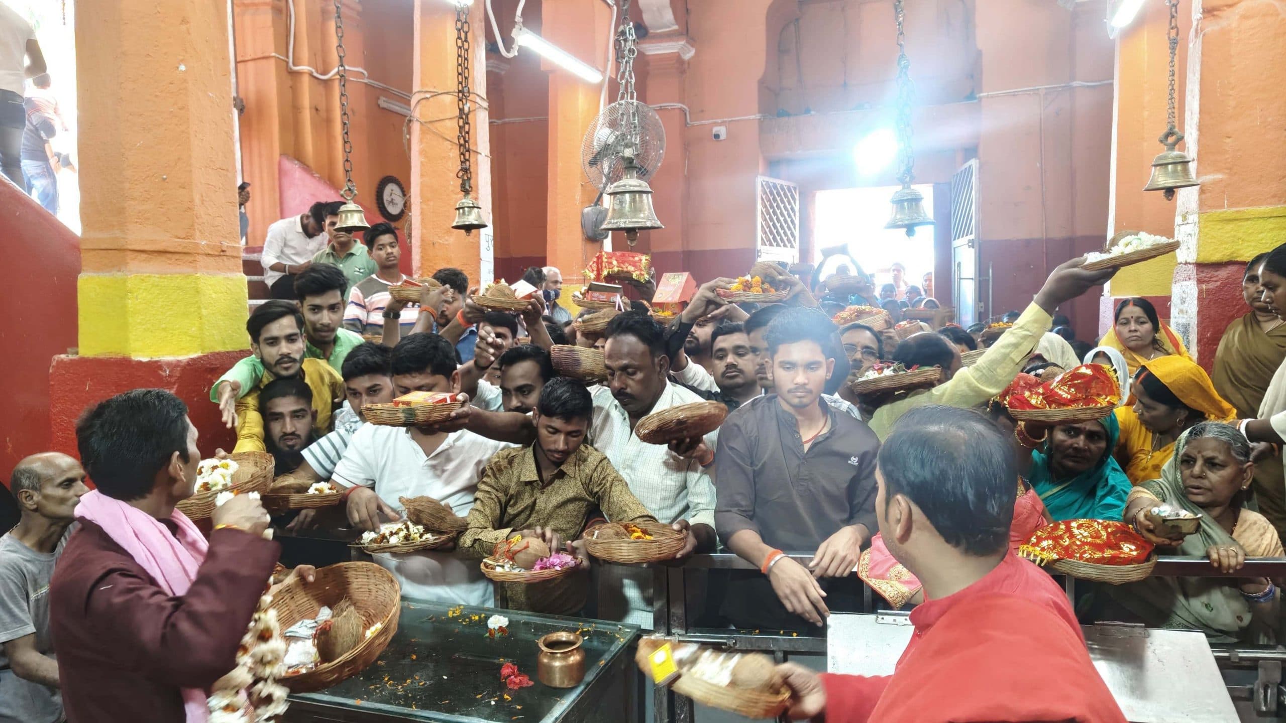 40 डिग्री टेंपरेचर में भी भगवान सूर्य के दर्शन के लिए डटे रहे श्रद्धालु