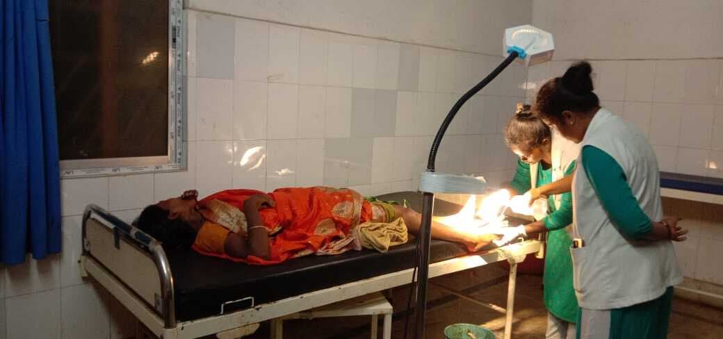 अज्ञात बाइक के टक्कर से दंपती घायल, दुमका रेफर