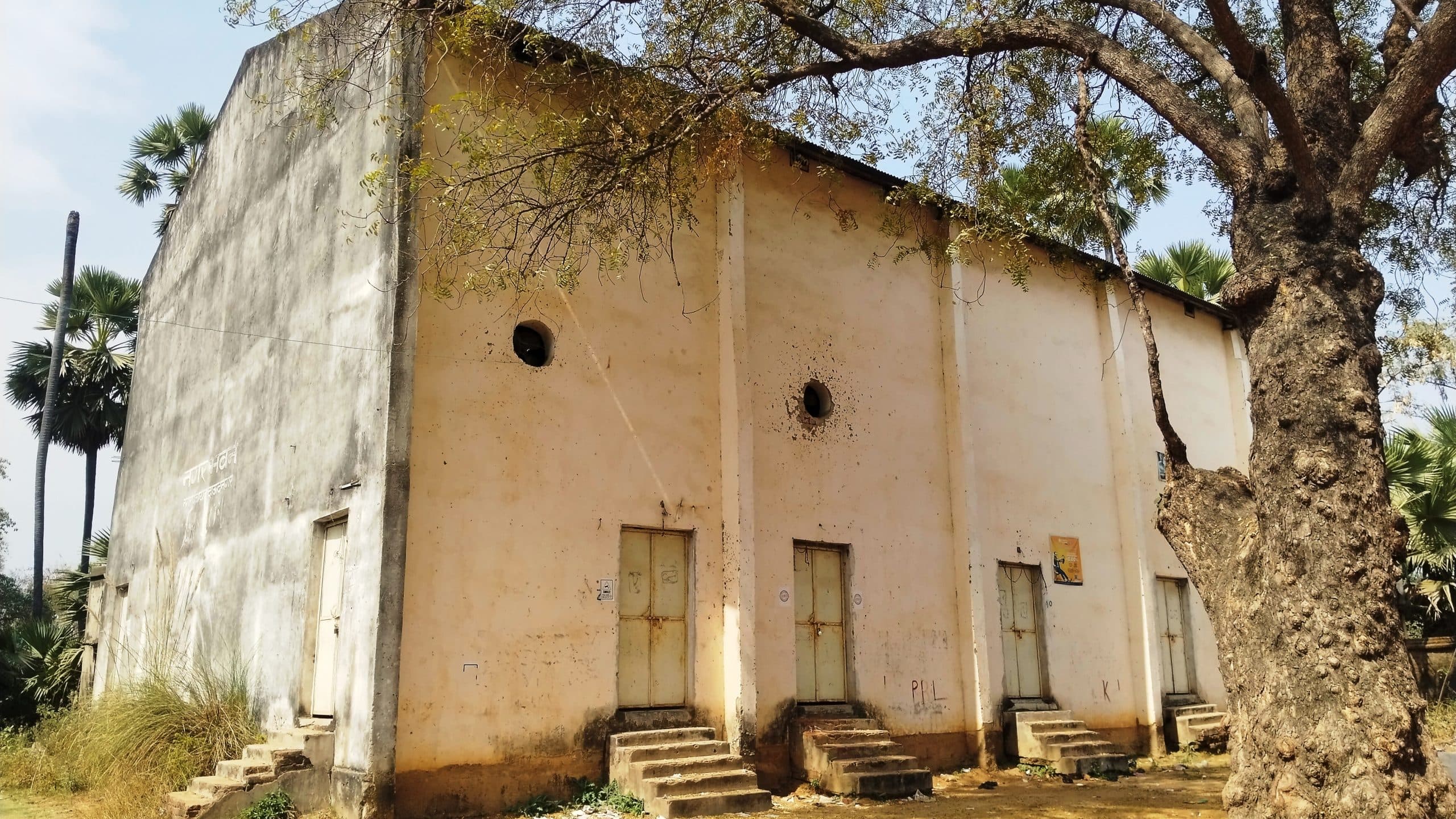 टाउन हॉल की मरम्मत नये सिरे से करायी जाये