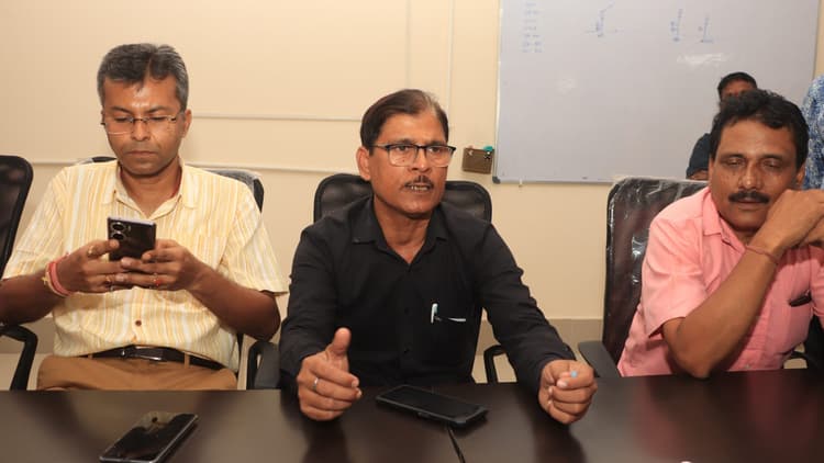 Jamshedpur news. रेलगाड़ी के इंजन भी अब होंगे वातानुकूलित साथ ही मिलेगी शौचालय की सुविधा