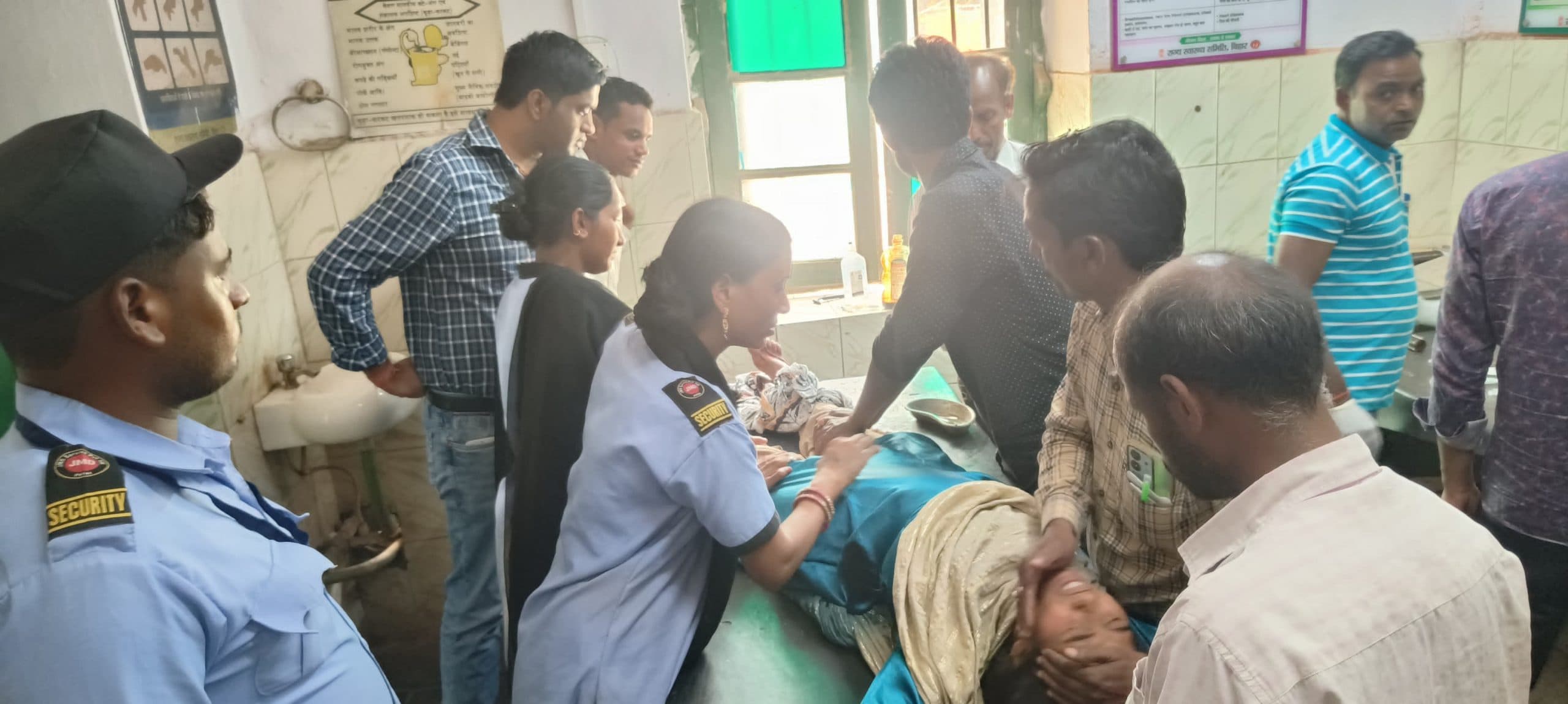 ई-रिक्शा व बाइक की हुई आमने-सामने टक्कर, तीन लोग जख्मी