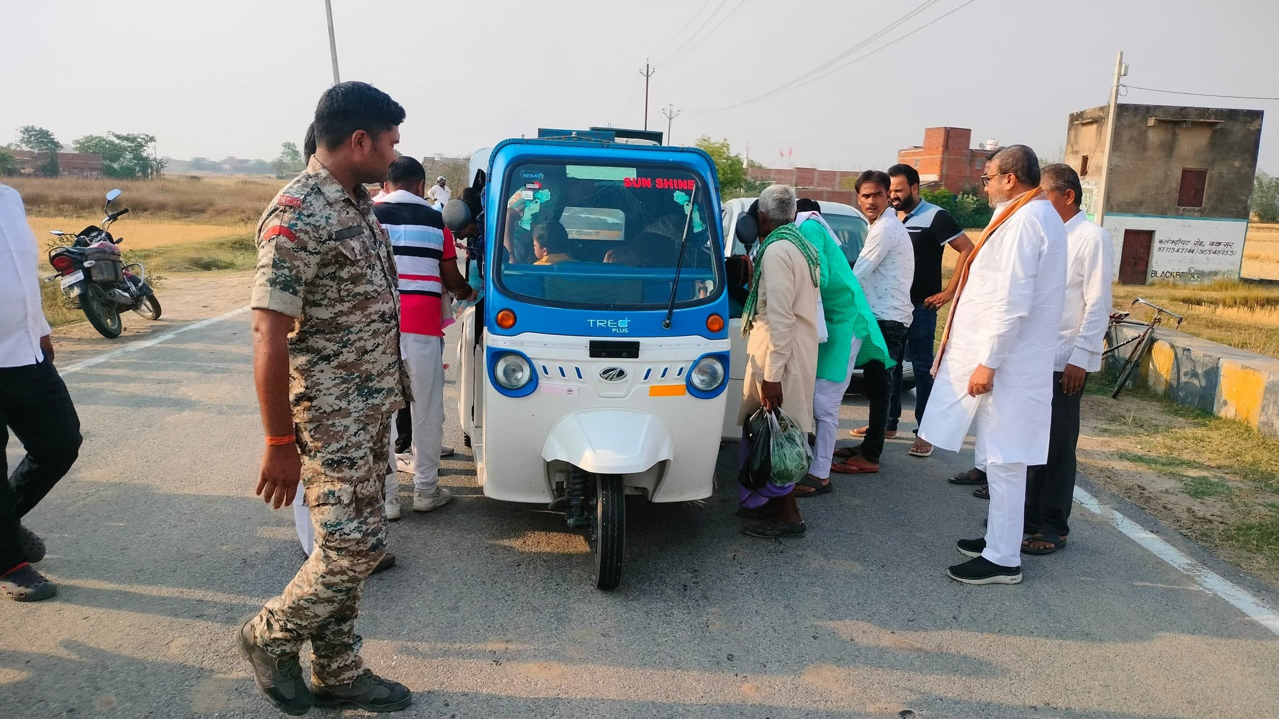 सासाराम-चौसा पथ पर बाइक के पलटने से तीन युवक घायल