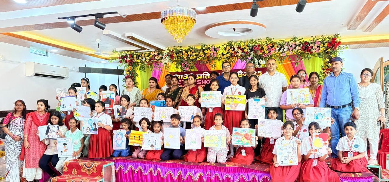 कागज पर चित्र उकेर बेटी-पढ़ाओ, बेटी बचाओ का दिया संदेश