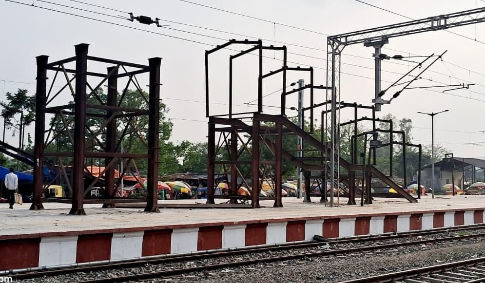 अर्धनिर्मित फुट ओवरब्रिज से हादसे की आशंका