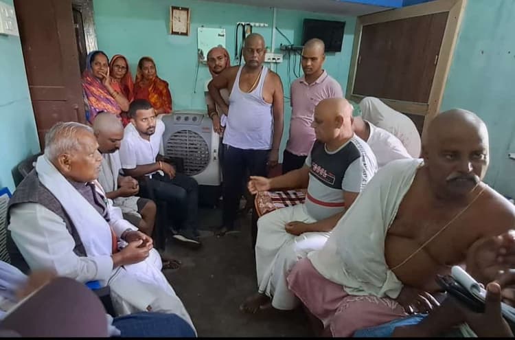 केंद्रीय मंत्री पहुंचे शाहबाजपुर गांव, स्मृति द्वार बनाने की घोषणा