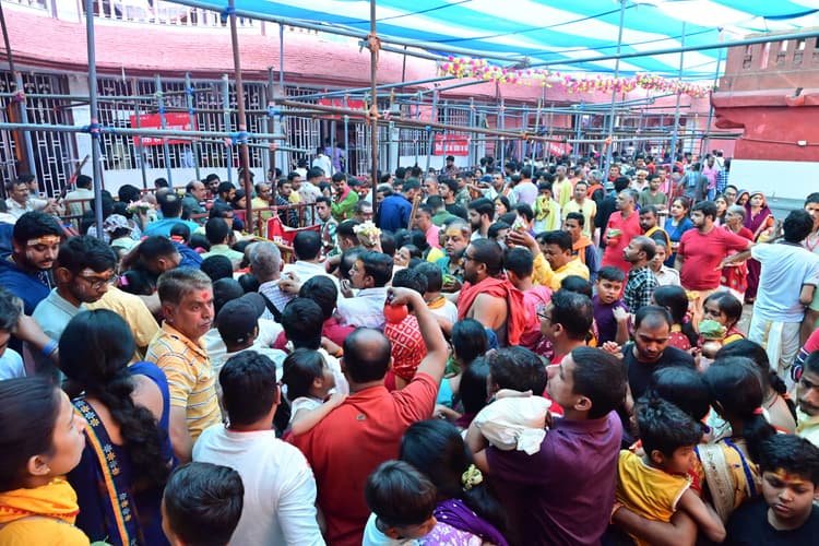 deoghar news : बाबा मंदिर में उमड़े भक्त, मुंडन-उपनयन का दौर जारी