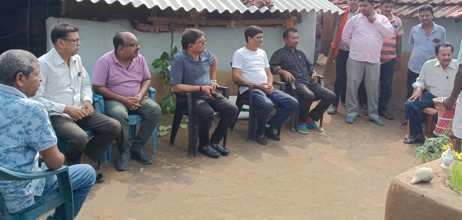 झामुमो व यूनियन नेताओं ने मृतका के परिजनों से मिलकर दी सांत्वना