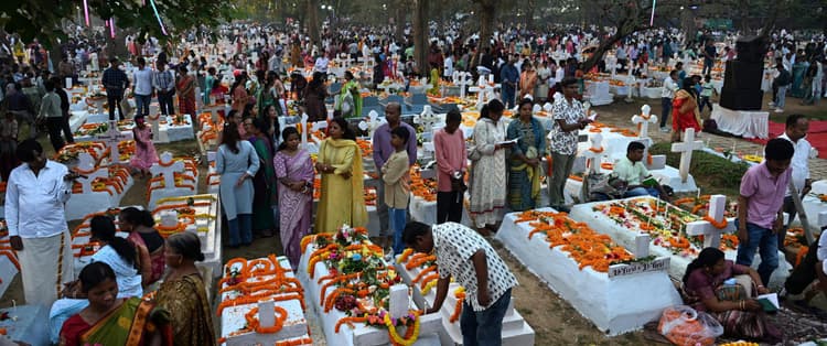 ranchi news : ईस्टर की आराधना में शामिल हुए रांची के मसीही विश्वासी, प्रियजनों की कब्र पर मोमबत्तियां जलायीं और फूलों से सजाया