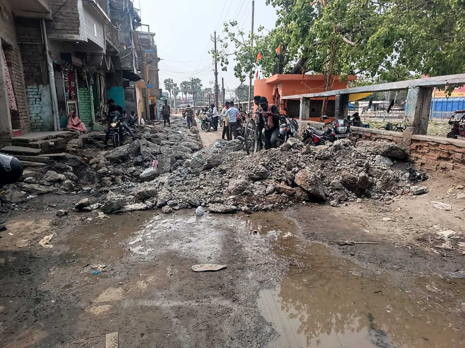 सड़क निर्माण के दौरान मलबे से आवागमन में हो रही परेशानी