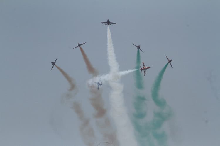 ranchi news : रांची में जांबाज पायलटों ने नौ हॉक जेट्स फाइटर से दिखाया जलवा, सूर्यकिरण एयरोबेटिक टीम के अद्वितीय करतबों ने किया रोमांचित