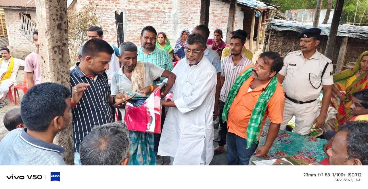 पूर्व विधायक ने पीड़ितों के बीच बांटी राहत सामग्री
