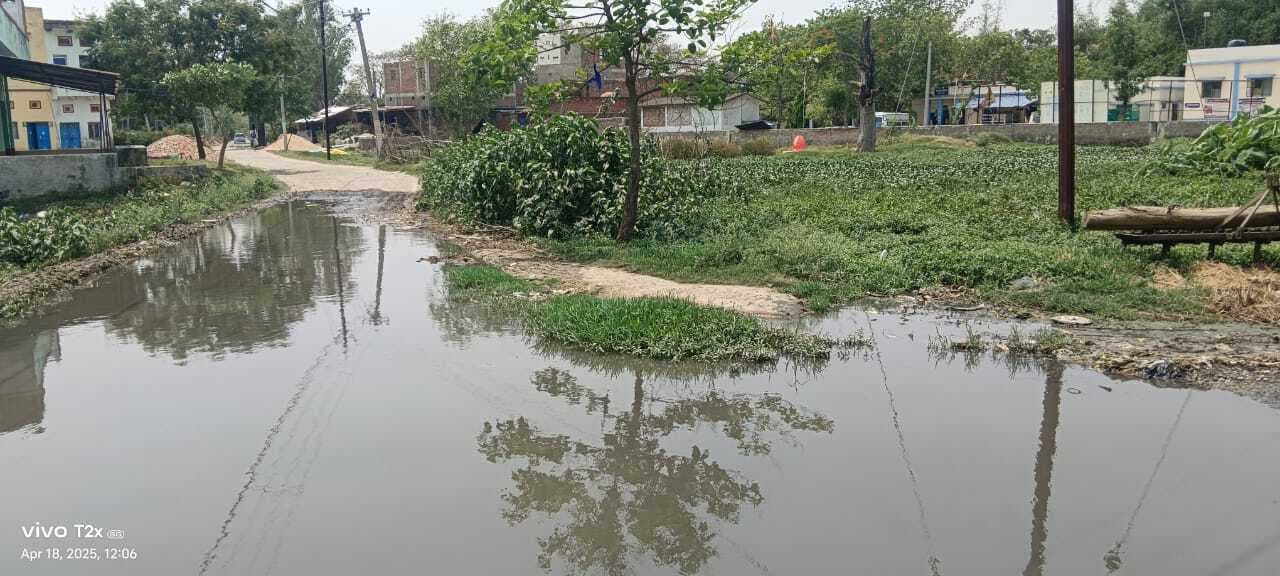 नुआंव अस्पताल, विद्यालय व पावर सब स्टेशन जाने वाली सड़क झील में तब्दील