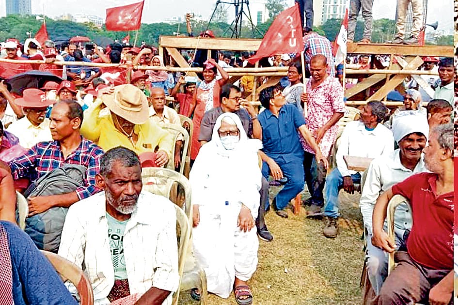 ...और वामपंथी समर्थकों के बीच जा बैठे विमान