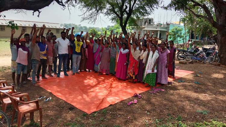 Chaibasa News : 216 विद्यार्थियों की पढ़ाई एक शिक्षक के भरोसे, ग्रामीण चंदा कर युवाओं को करेंगे बहाल