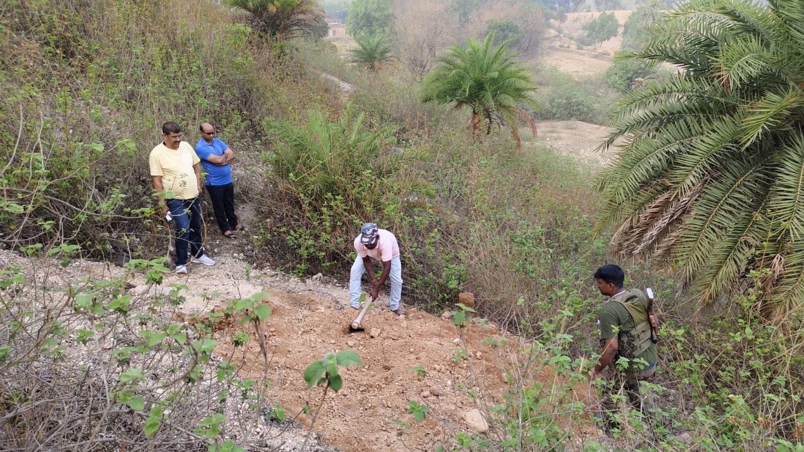 Giridih News :कुएं में डूबकर बच्चे की मौत, कब्र से शव निकाल पोस्टमार्टम के लिए भेजा