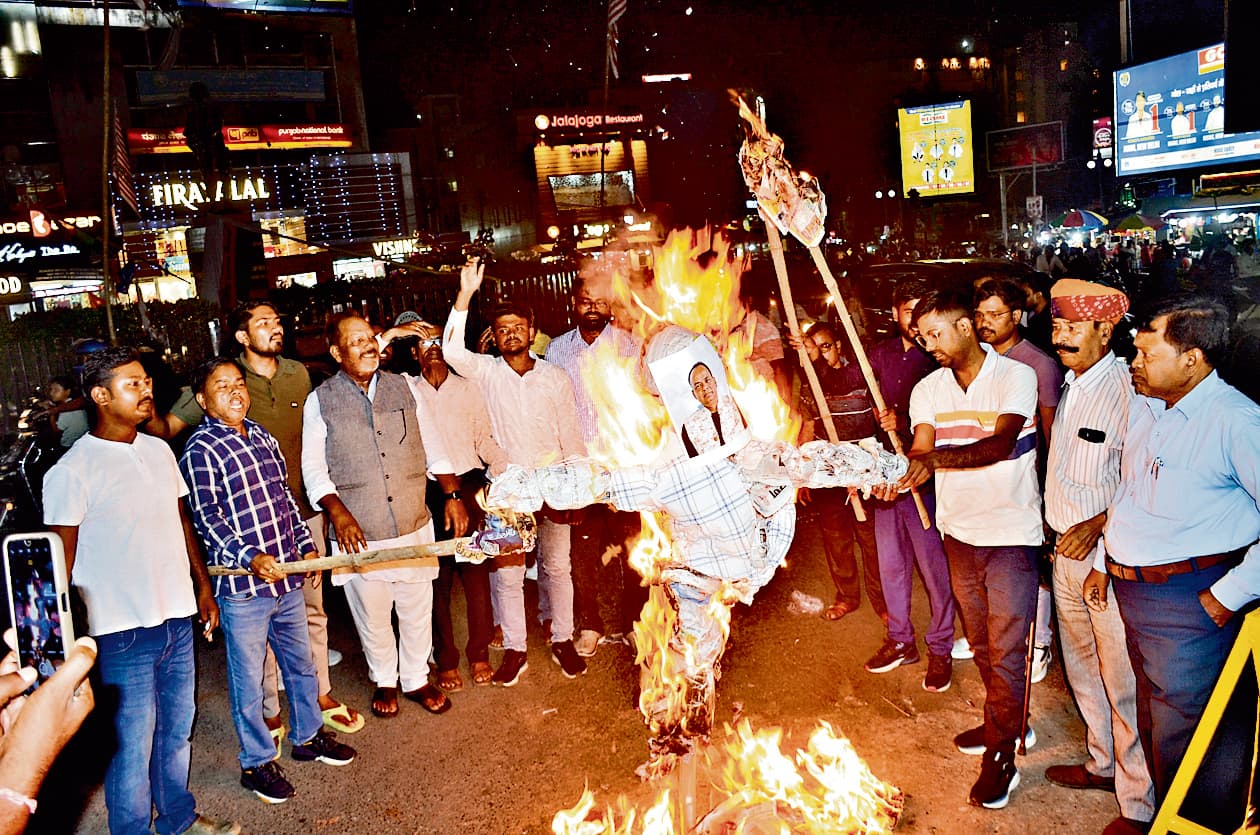 Ranchi News : महासभा ने स्वास्थ्य मंत्री का पुतला फूंका